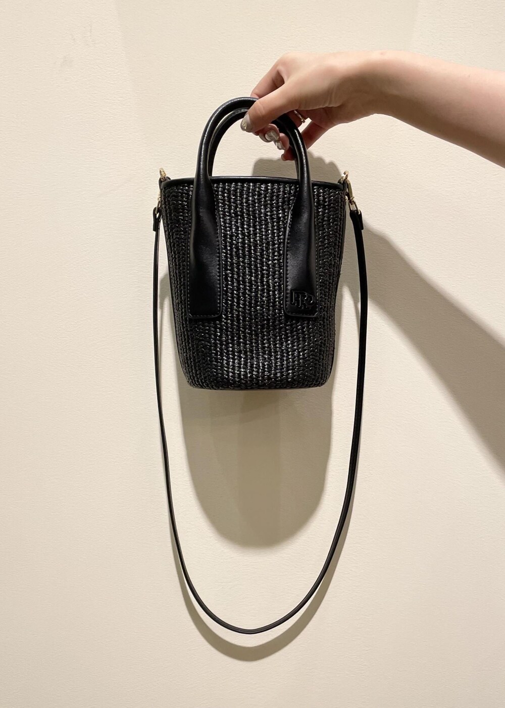 ブラック系のサンダル、ブラック系のハンドバッグ、ブルー系のTシャツ/カットソーを着用したレディースの夏コーディネートの8枚目の写真