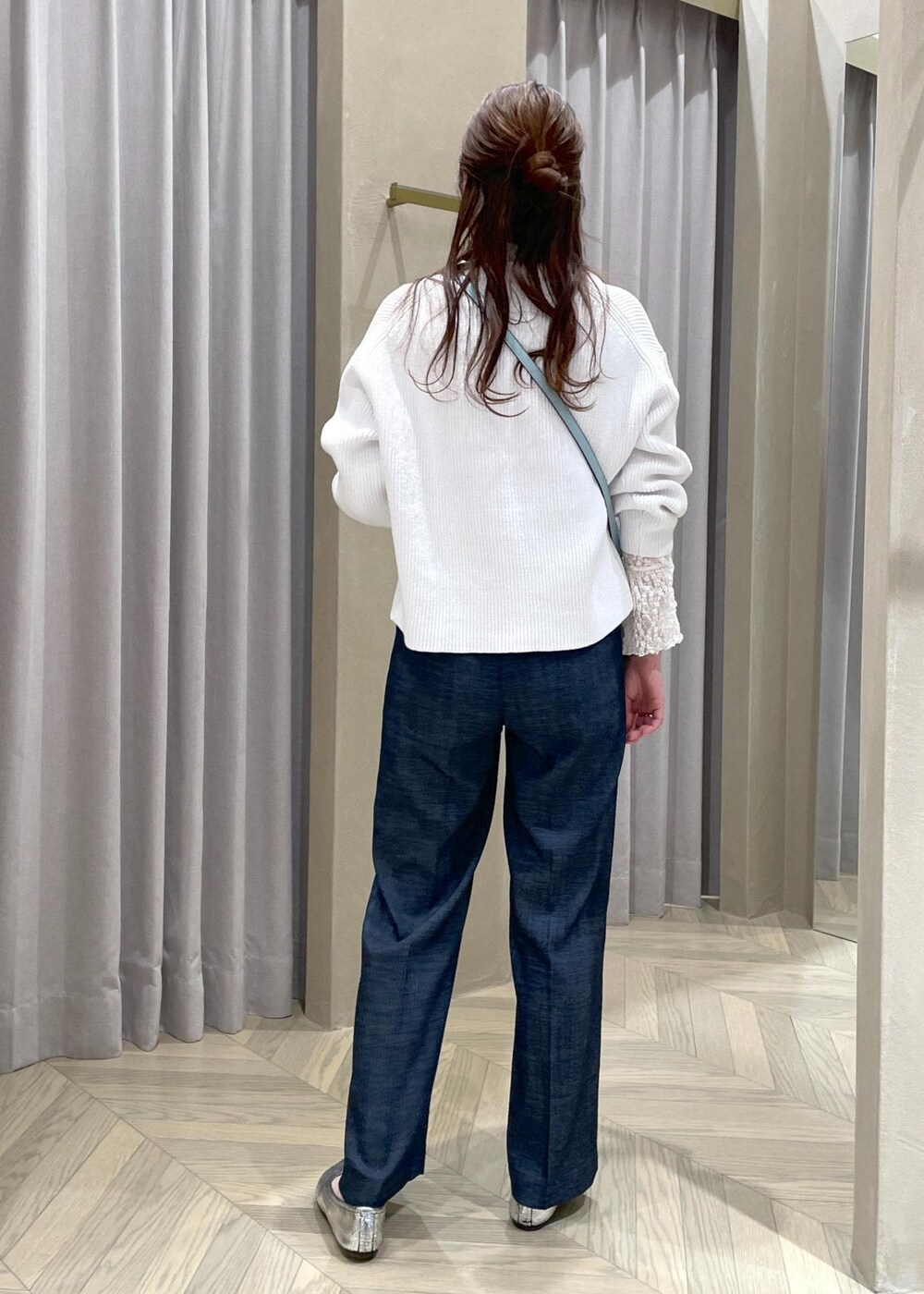 「レース、Vネック、デニム、ホワイト、レイヤード、ROPÉ、ÉPOR、Y BAG、ニット、パンツ、きれいめカジュアル、お出かけ、骨格ウェーブ、ブルベ、春」｜「E'PORの【新色追加】【E'POR】 Y BAG Mini【雑誌掲載】（ハンドバッグ、ブルー系）」を使った、RAIさん（レディース・165cm）の冬コーディネートの3枚目の写真