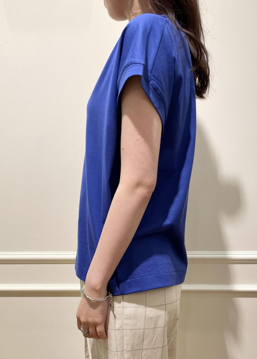 ブラック系のサンダル、ブラック系のハンドバッグ、ブルー系のTシャツ/カットソーを着用したレディースの夏コーディネートの5枚目の写真