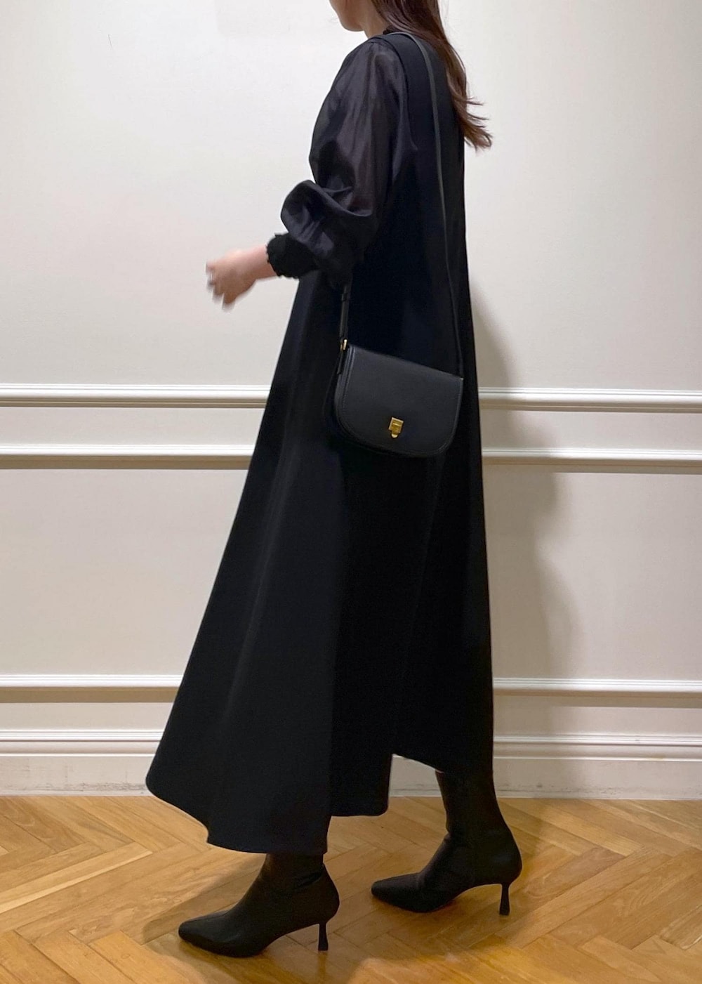 「ブラック、黒、シーズンレス、ROPÉ、ワンピース、シャツ・ブラウス、ジャンパースカート、ブーツ、お出かけ、高身長、骨格ウェーブ、ブルベ、きれいめ、秋、23AW秋の新作」｜「ROPE'の【雑誌掲載】【一部WEB限定】ナロースクエアトゥストレッチヒールショートブーツ（ブーツ、ブラック系）」を使った、RAIさん（レディース・165cm）の秋コーディネートの2枚目の写真