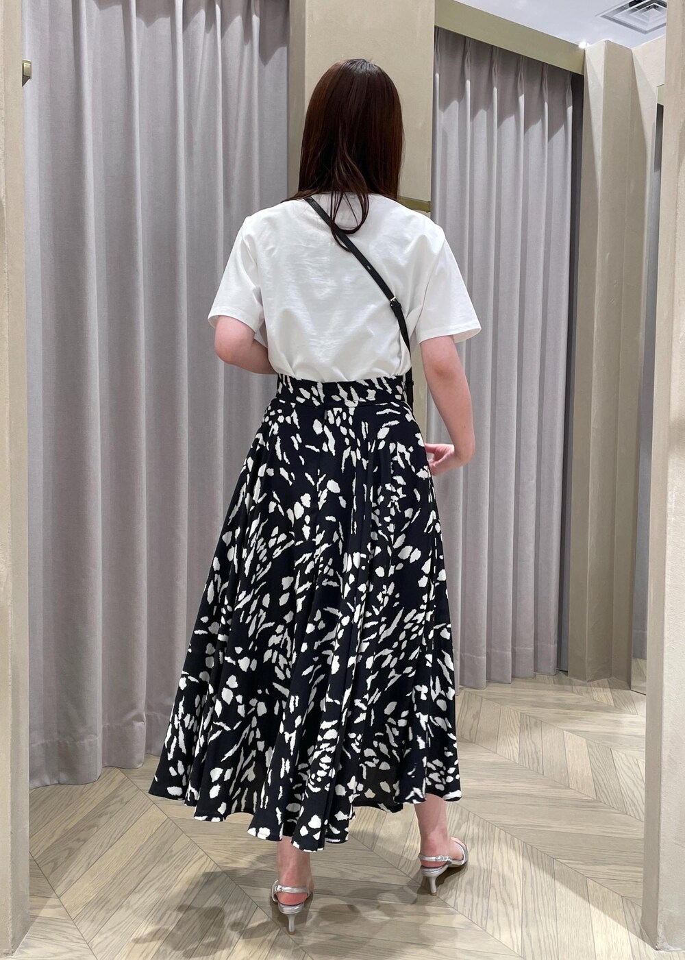 「ブラック、ショルダーバッグ、ミニ、ショルダー、ホワイト、Tシャツ、半袖、クルーネック、スカート、フレアスカート、サンダル、シルバー、ヒール、ストラップ、ストラップサンダル」｜「ROPE'のAnna Sandal （アンナ サンダル）（サンダル、シルバー系）」を使った、RAIさん（レディース・165cm）の春コーディネートの3枚目の写真