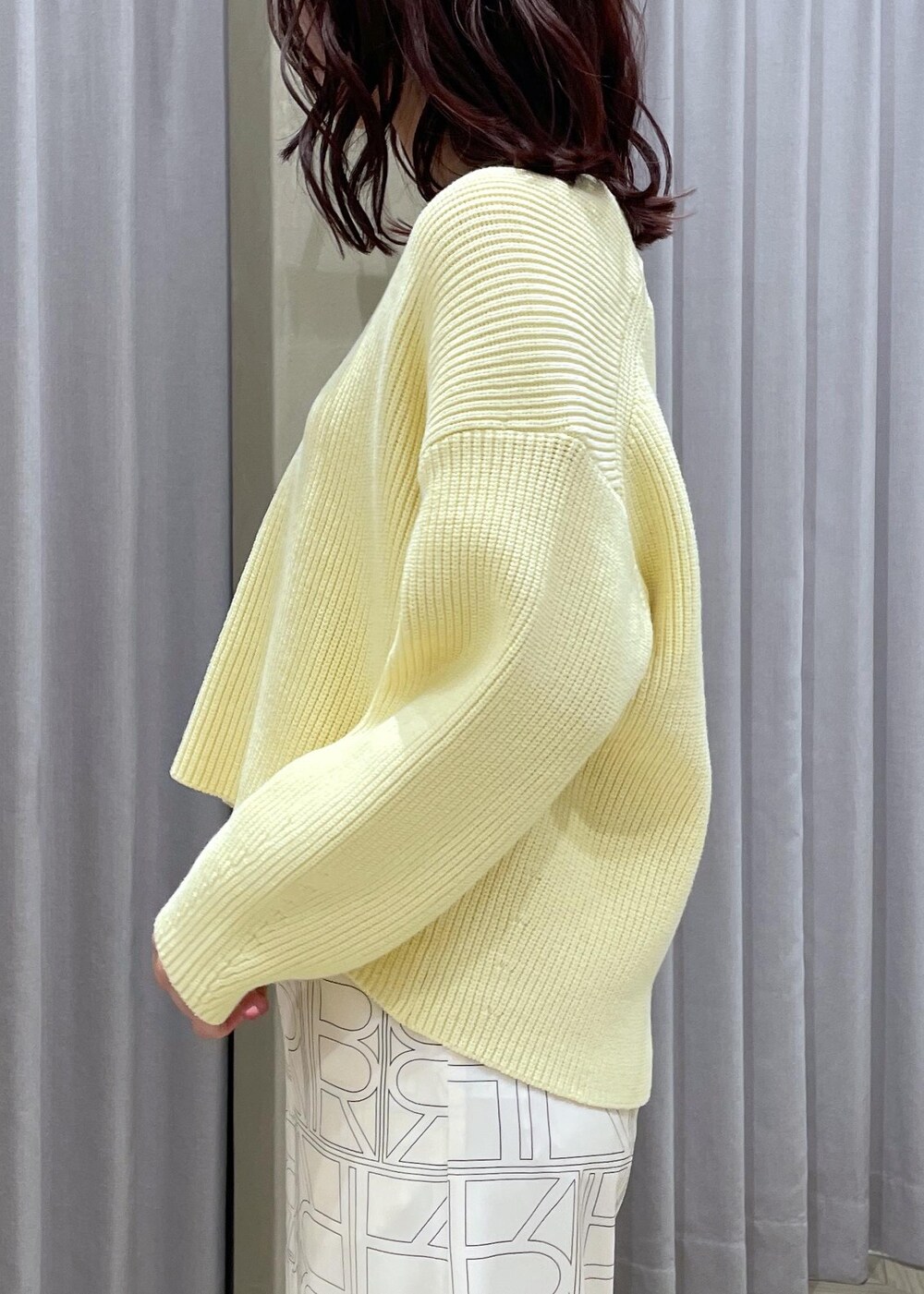 「イエロー、バッグ、otonaMUSE、雑誌掲載、ROPÉ、24SS春の新作、ブルベ、高身長、骨格ウェーブ、きれいめカジュアル、お出かけ、モノグラム、ニット、パンツ、パンプス」｜「ROPE'のAnna Canvas Bag （アンナ キャンバス バッグ）【ポーチ付き】（ハンドバッグ、ブラック系）」を使った、RAIさん（レディース・165cm）の冬コーディネートの6枚目の写真