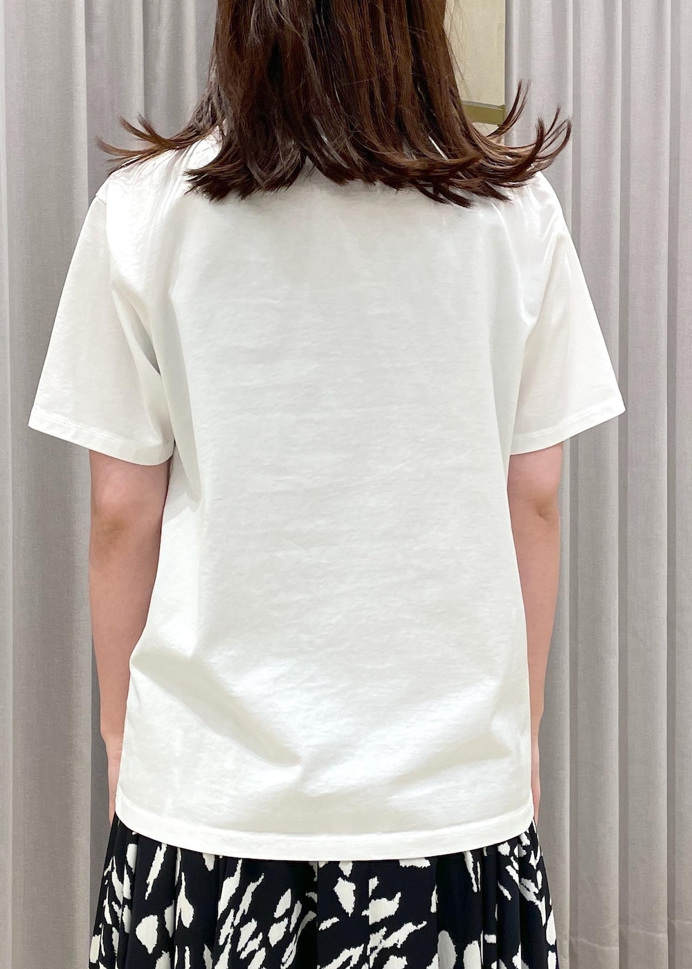 「ブラック、ショルダーバッグ、ミニ、ショルダー、ホワイト、Tシャツ、半袖、クルーネック、スカート、フレアスカート、サンダル、シルバー、ヒール、ストラップ、ストラップサンダル」｜「ROPE'のAnna Sandal （アンナ サンダル）（サンダル、シルバー系）」を使った、RAIさん（レディース・165cm）の春コーディネートの7枚目の写真