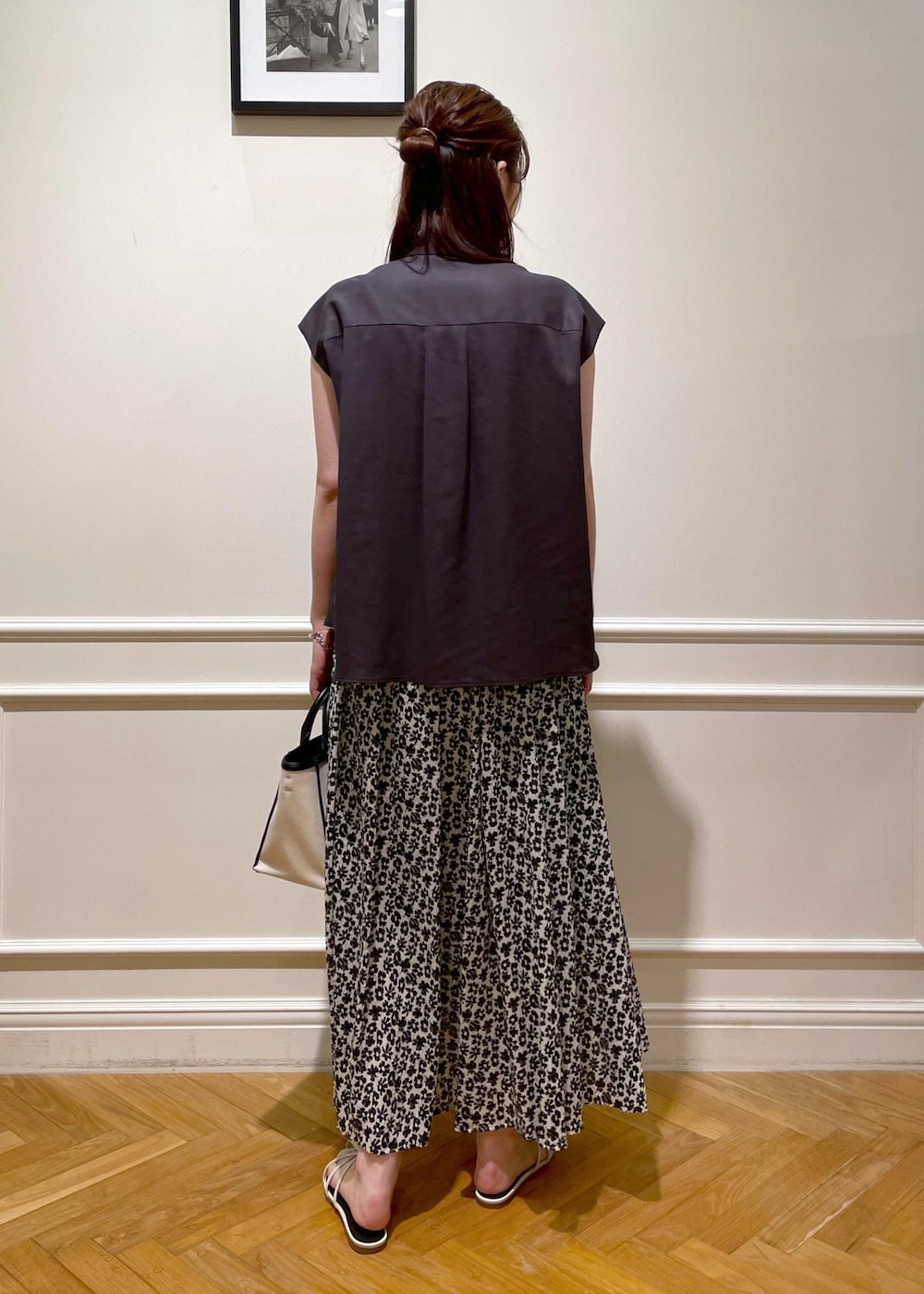 ホワイト系のサンダル、ブラック系のトートバッグ、ブラウン系のシャツ/ブラウスを着用したレディースの夏コーディネートの4枚目の写真