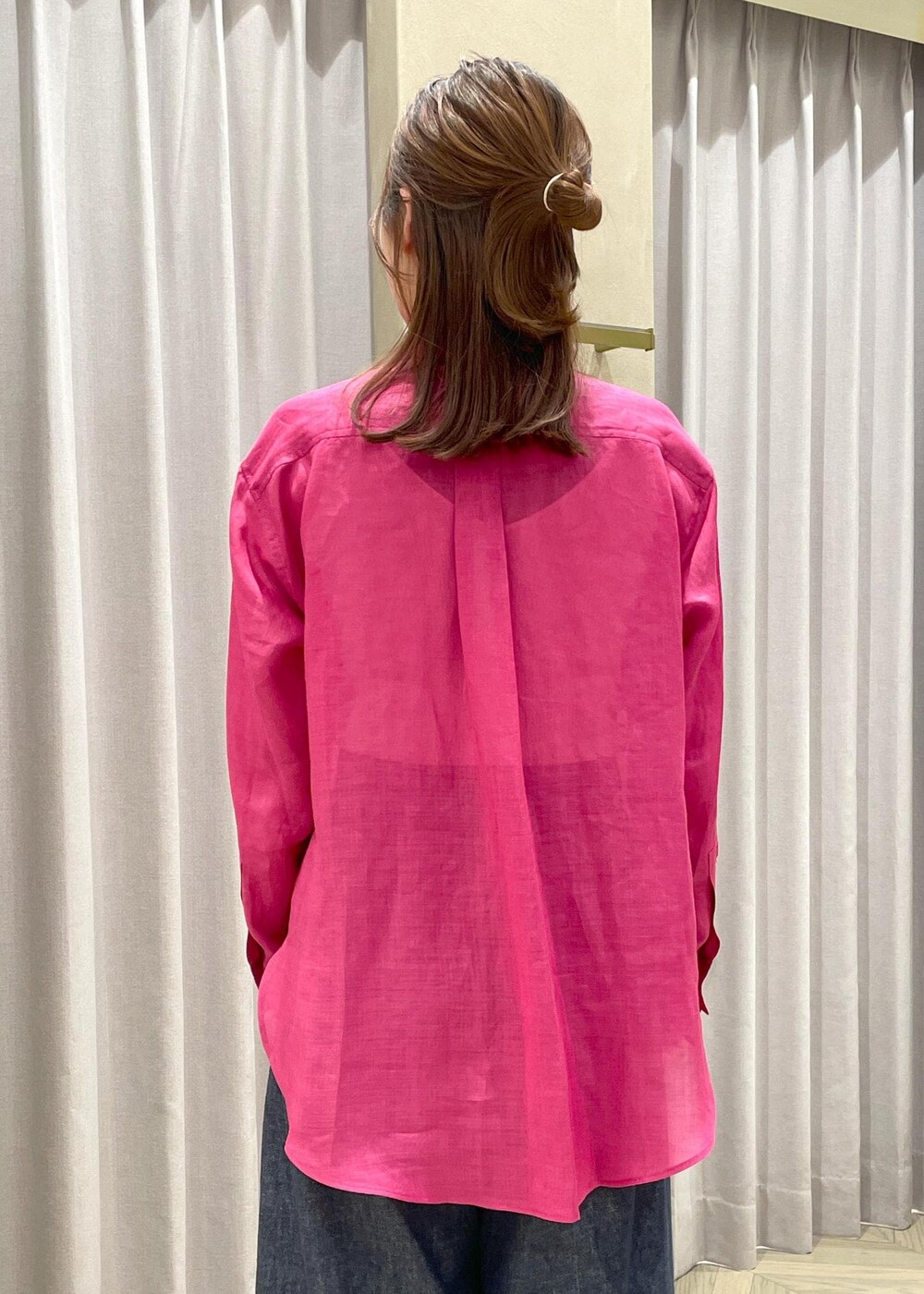 「snapme_ap_linen、ホワイト、長袖、ピンク、シャツ、パンツ、ネイビー、ワイド、ハイウエスト、サンダル、ヒール、ストラップ、ストラップサンダル、ROPÉ、24SS夏の新作」｜「ROPE'のデニムライクワイドパンツ（デニムパンツ、ブルー系）」を使った、RAIさん（レディース・165cm）の春コーディネートの8枚目の写真