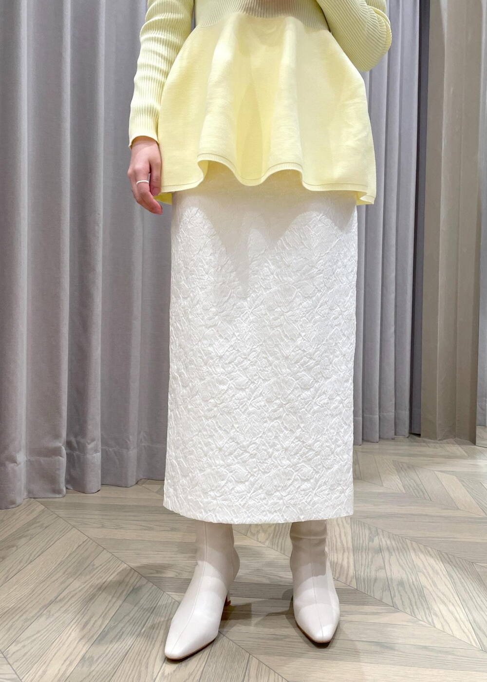 「イエロー、ペプラムニット、バッグ、ホワイト、タイトスカート、神崎さんコラボ、ROPÉ、ニット、スカート、ブーツ、骨格ウェーブ、ブルベ、フェミニン、春、24SS夏の新作」｜「ROPE'の【雑誌掲載】【一部WEB限定】ナロースクエアトゥストレッチヒールショートブーツ（ブーツ、ホワイト系）」を使った、RAIさん（レディース・165cm）の冬コーディネートの9枚目の写真