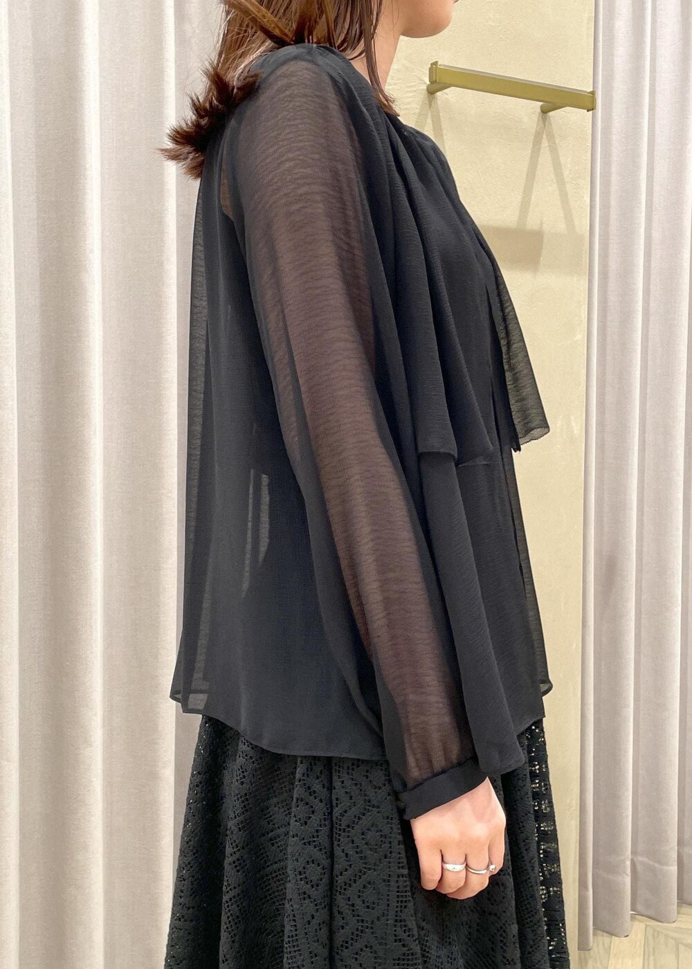 「ショルダーバッグ、ミニ、ブラック、長袖、ブラウス、レース、スカート、フレア、サンダル、ヒール、ストラップ、ストラップサンダル、ROPÉ、ÉPOR、Y BAG」｜「E'PORの【新色追加】【E'POR】 Y BAG Mini【雑誌掲載】（ハンドバッグ、ブルー系）」を使った、RAIさん（レディース・165cm）の春コーディネートの6枚目の写真