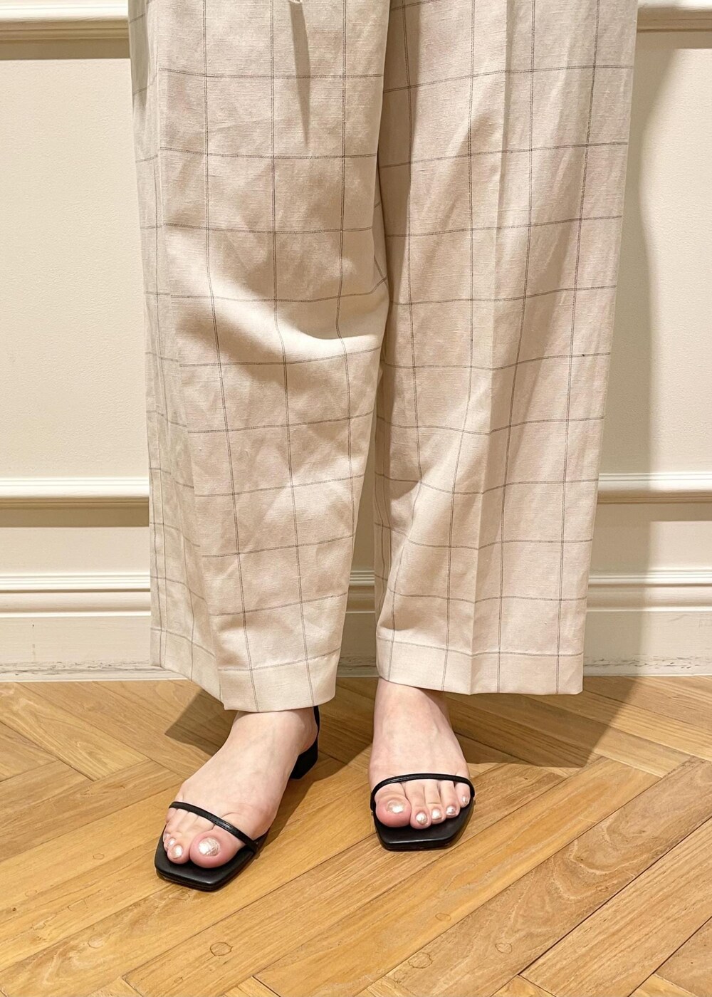 ブラック系のサンダル、ブラック系のハンドバッグ、ブルー系のTシャツ/カットソーを着用したレディースの夏コーディネートの9枚目の写真