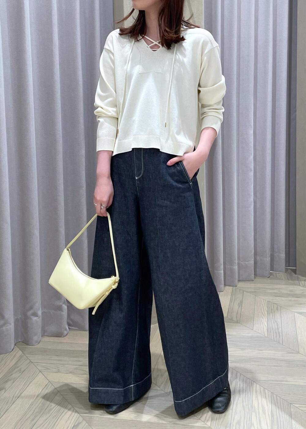 「セーラーカラー、パンツ、デニム、ハンドバッグ、長袖、Vネック、ROPÉ、24SS春の新作、ブルベ、高身長、骨格ウェーブ、きれいめカジュアル、カジュアル、ニット、カットソー」｜「ROPE'の【雑誌掲載】定番ソフトレザービットローファー/23SS新色追加（ローファー、ブラック系）」を使った、RAIさん（レディース・165cm）の春コーディネートの4枚目の写真