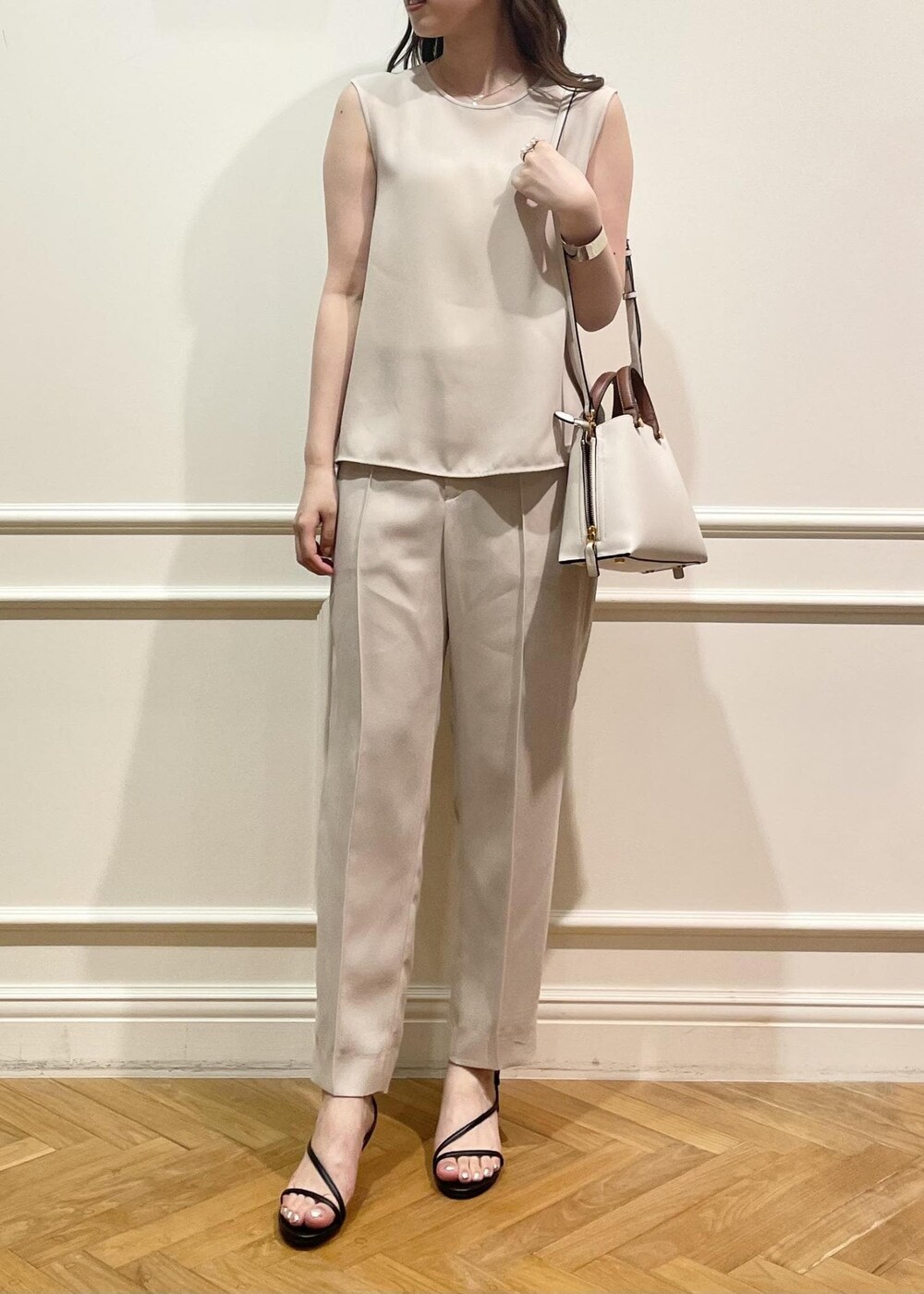 「オケージョン、バッグ、サンダル、撥水加工、ドライタッチ、洗える、ROPÉ、ÉPOR、Y BAG、夏トップス、ブラウス、パンツ、23SS夏の新作、通勤、雨の日」｜「ROPE'のバロックパール1粒ネックレス（ネックレス、ゴールド系）」を使った、RAIさん（レディース・165cm）の春コーディネートの7枚目の写真