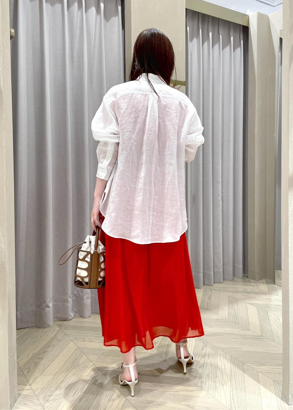 「ショルダーバッグ、レッド、ROPÉ、ミニバッグ、ブルベ、高身長、骨格ウェーブ、お出かけ、シャツ、ワンピース、サンダル、ヒール、着痩せ、体型カバー、夏」｜「ROPE'の【雑誌掲載】Ariel Sandal（アリエル サンダル）（サンダル、ホワイト系）」を使った、RAIさん（レディース・165cm）の春コーディネートの3枚目の写真