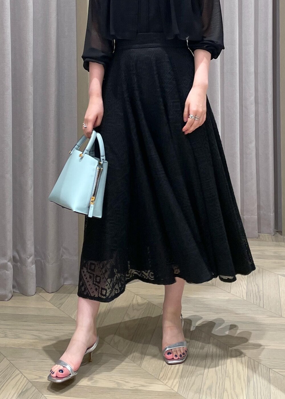 「ショルダーバッグ、ミニ、ブラック、長袖、ブラウス、レース、スカート、フレア、サンダル、ヒール、ストラップ、ストラップサンダル、ROPÉ、ÉPOR、Y BAG」｜「E'PORの【新色追加】【E'POR】 Y BAG Mini【雑誌掲載】（ハンドバッグ、ブルー系）」を使った、RAIさん（レディース・165cm）の春コーディネートの8枚目の写真