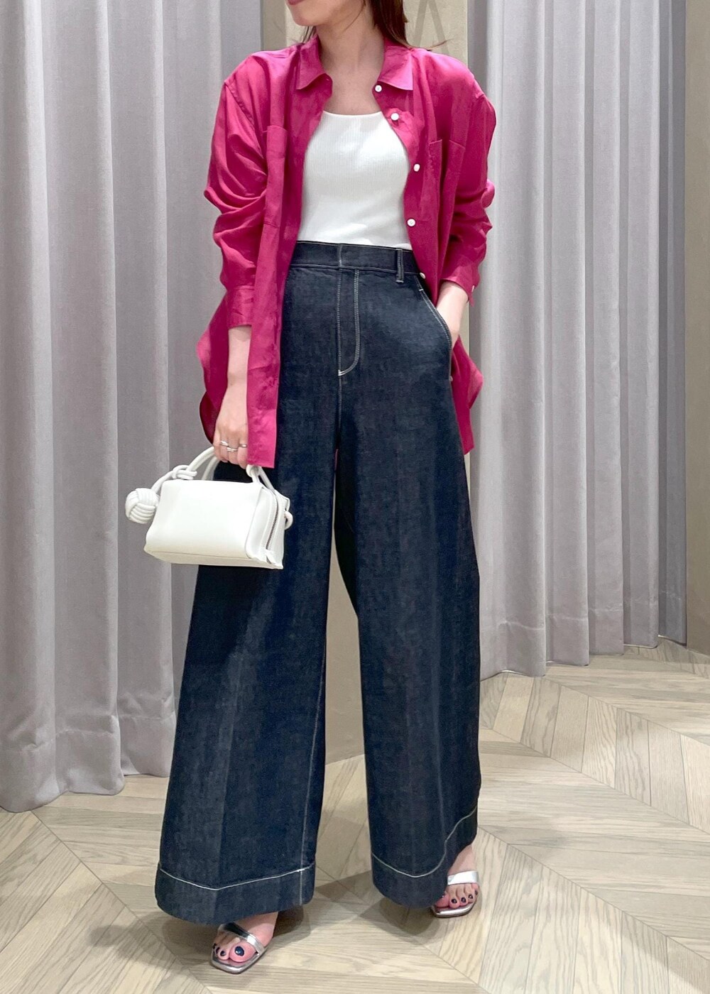 「snapme_ap_linen、ホワイト、長袖、ピンク、シャツ、パンツ、ネイビー、ワイド、ハイウエスト、サンダル、ヒール、ストラップ、ストラップサンダル、ROPÉ、24SS夏の新作」｜「ROPE'のデニムライクワイドパンツ（デニムパンツ、ブルー系）」を使った、RAIさん（レディース・165cm）の春コーディネートの4枚目の写真