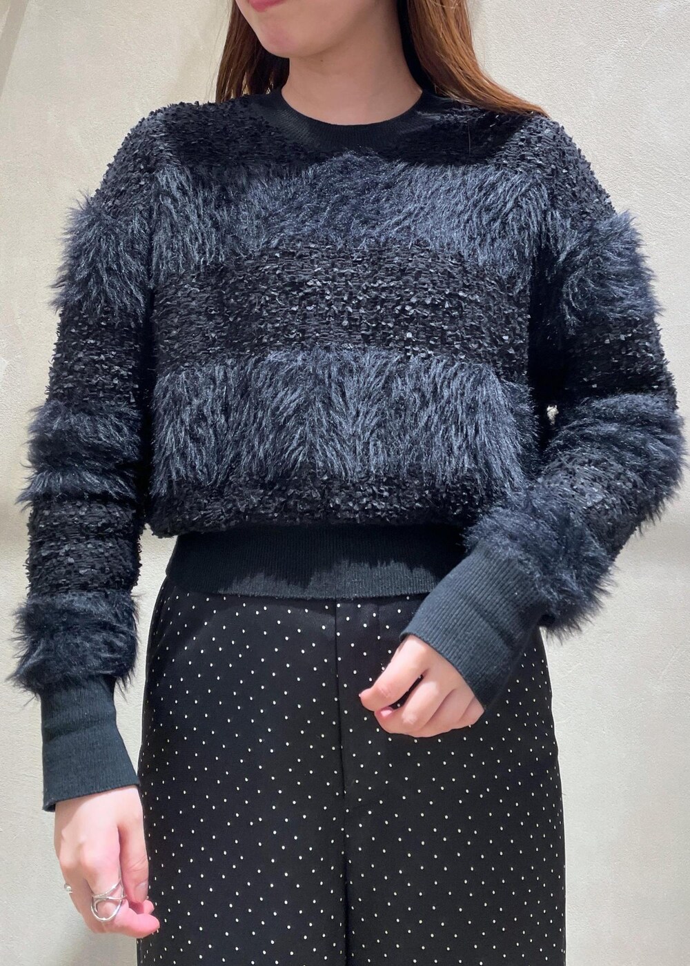 「ブラック、ドット柄、ワイドパンツ、ショート丈、ROPÉ、ÉPOR、Y BAG、ニット、パンツ、ブーツ、大人カジュアル、高身長、骨格ウェーブ、ブルベ、カジュアル」｜「E'PORの【新色追加】【E'POR】 Y BAG Mini【雑誌掲載】（ハンドバッグ、ブルー系）」を使った、RAIさん（レディース・165cm）の冬コーディネートの4枚目の写真