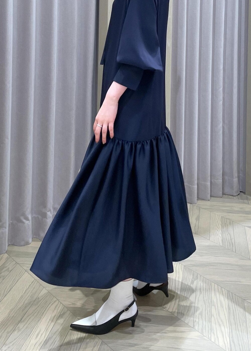 「バッグ、ネイビー、ボウタイ、ティアード、雑誌掲載、ROPÉ、24SS春の新作、ブルベ、高身長、骨格ウェーブ、ワンピース、パンプス、ヒール、体型カバー」｜「ROPE'の【雑誌掲載】Ariana Bag （アリアナ バッグ）（ハンドバッグ、ベージュ系）」を使った、RAIさん（レディース・165cm）の冬コーディネートの8枚目の写真
