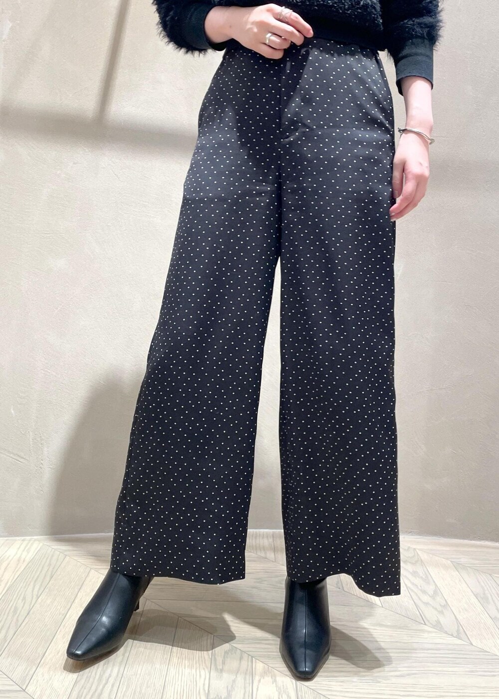 「ブラック、ドット柄、ワイドパンツ、ショート丈、ROPÉ、ÉPOR、Y BAG、ニット、パンツ、ブーツ、大人カジュアル、高身長、骨格ウェーブ、ブルベ、カジュアル」｜「E'PORの【新色追加】【E'POR】 Y BAG Mini【雑誌掲載】（ハンドバッグ、ブルー系）」を使った、RAIさん（レディース・165cm）の冬コーディネートの8枚目の写真