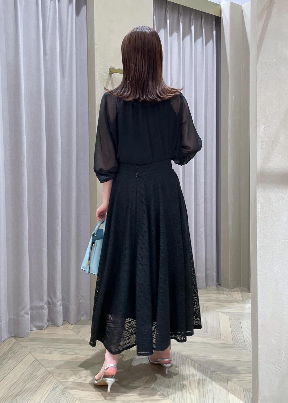 「ショルダーバッグ、ミニ、ブラック、長袖、ブラウス、レース、スカート、フレア、サンダル、ヒール、ストラップ、ストラップサンダル、ROPÉ、ÉPOR、Y BAG」｜「E'PORの【新色追加】【E'POR】 Y BAG Mini【雑誌掲載】（ハンドバッグ、ブルー系）」を使った、RAIさん（レディース・165cm）の春コーディネートの3枚目の写真