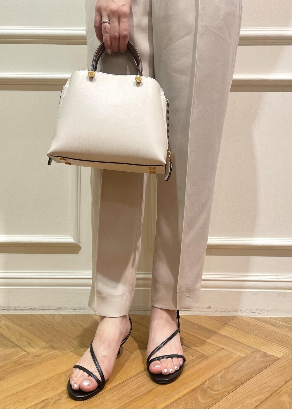 「オケージョン、バッグ、サンダル、撥水加工、ドライタッチ、洗える、ROPÉ、ÉPOR、Y BAG、夏トップス、ブラウス、パンツ、23SS夏の新作、通勤、雨の日」｜「ROPE'のバロックパール1粒ネックレス（ネックレス、ゴールド系）」を使った、RAIさん（レディース・165cm）の春コーディネートの10枚目の写真