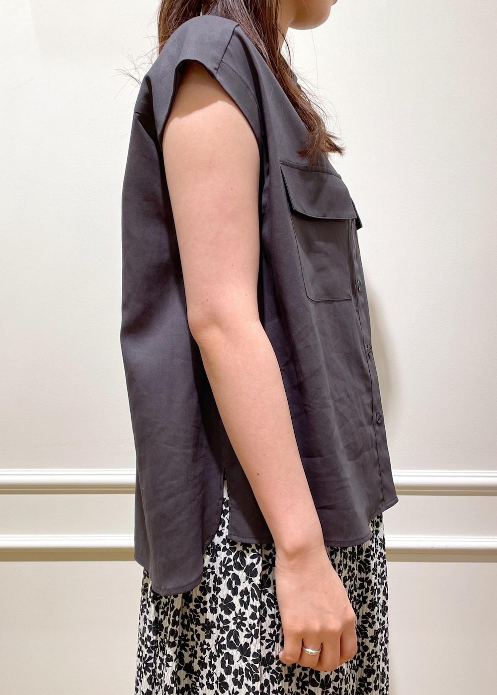 ホワイト系のサンダル、ブラック系のトートバッグ、ブラウン系のシャツ/ブラウスを着用したレディースの夏コーディネートの6枚目の写真