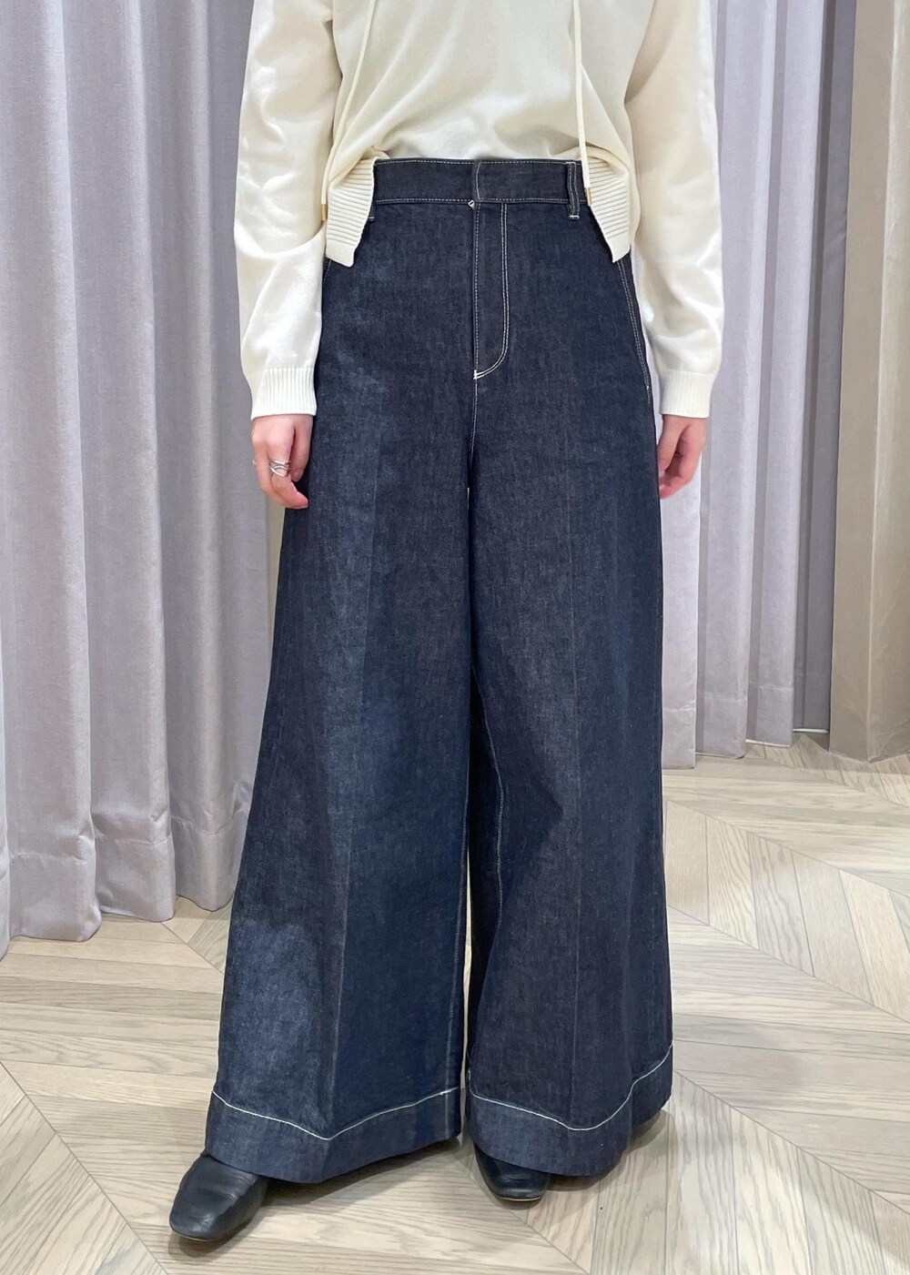 「セーラーカラー、パンツ、デニム、ハンドバッグ、長袖、Vネック、ROPÉ、24SS春の新作、ブルベ、高身長、骨格ウェーブ、きれいめカジュアル、カジュアル、ニット、カットソー」｜「ROPE'の【雑誌掲載】定番ソフトレザービットローファー/23SS新色追加（ローファー、ブラック系）」を使った、RAIさん（レディース・165cm）の春コーディネートの8枚目の写真