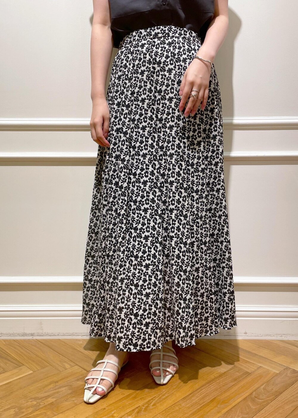 ホワイト系のサンダル、ブラック系のトートバッグ、ブラウン系のシャツ/ブラウスを着用したレディースの夏コーディネートの8枚目の写真