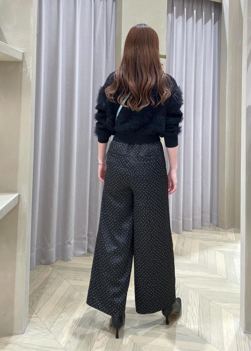 「ブラック、ドット柄、ワイドパンツ、ショート丈、ROPÉ、ÉPOR、Y BAG、ニット、パンツ、ブーツ、大人カジュアル、高身長、骨格ウェーブ、ブルベ、カジュアル」｜「E'PORの【新色追加】【E'POR】 Y BAG Mini【雑誌掲載】（ハンドバッグ、ブルー系）」を使った、RAIさん（レディース・165cm）の冬コーディネートの3枚目の写真
