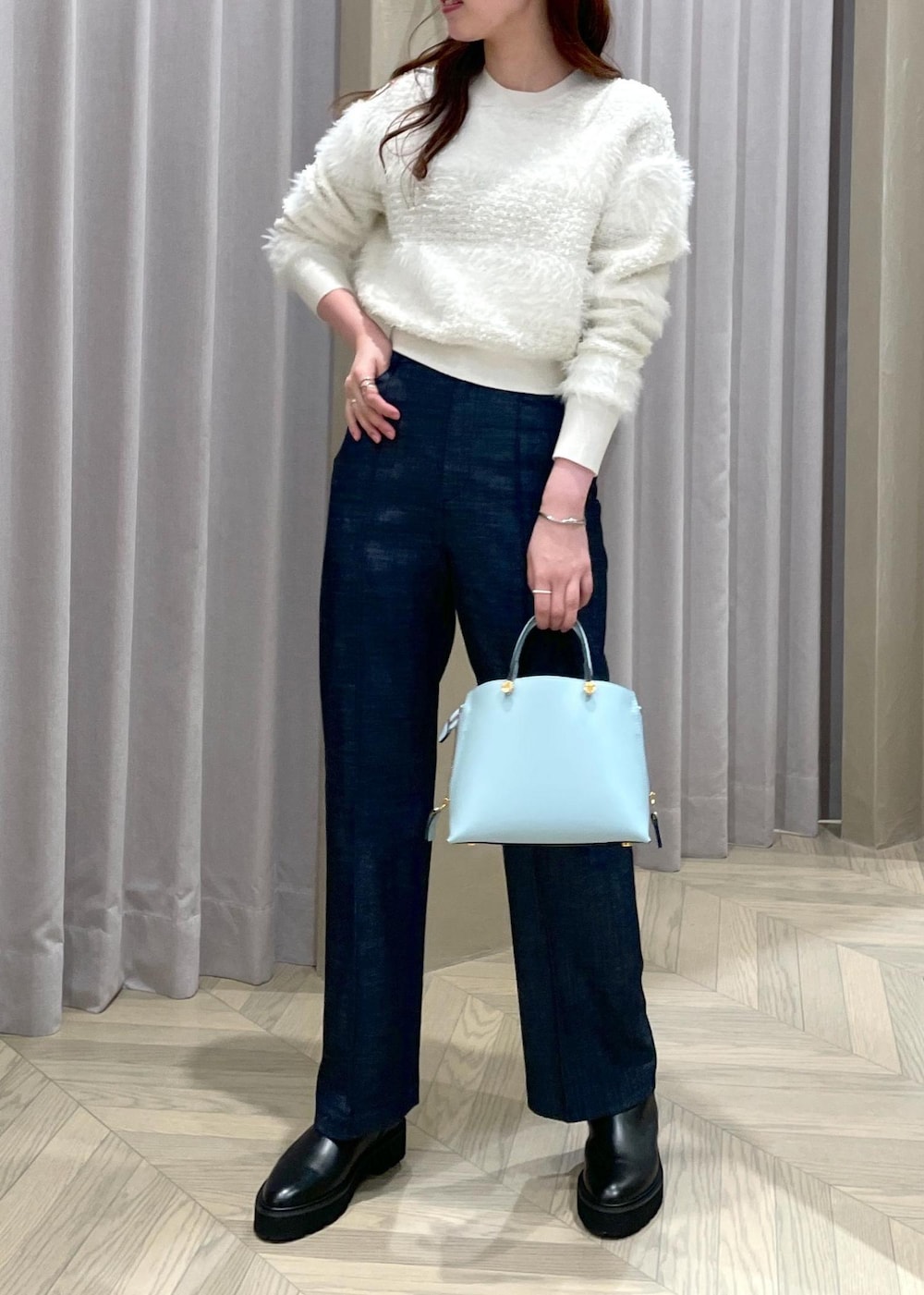「ROPÉ、デニム、ホワイト、バッグ、ÉPOR、Y BAG、ニット、パンツ、ブーツ、フラットシューズ、大人カジュアル、骨格ウェーブ、ブルベ、カジュアル、春」｜「E'PORの【新色追加】【E'POR】 Y BAG Mini【雑誌掲載】（ハンドバッグ、ブルー系）」を使った、RAIさん（レディース・165cm）の冬コーディネートの2枚目の写真