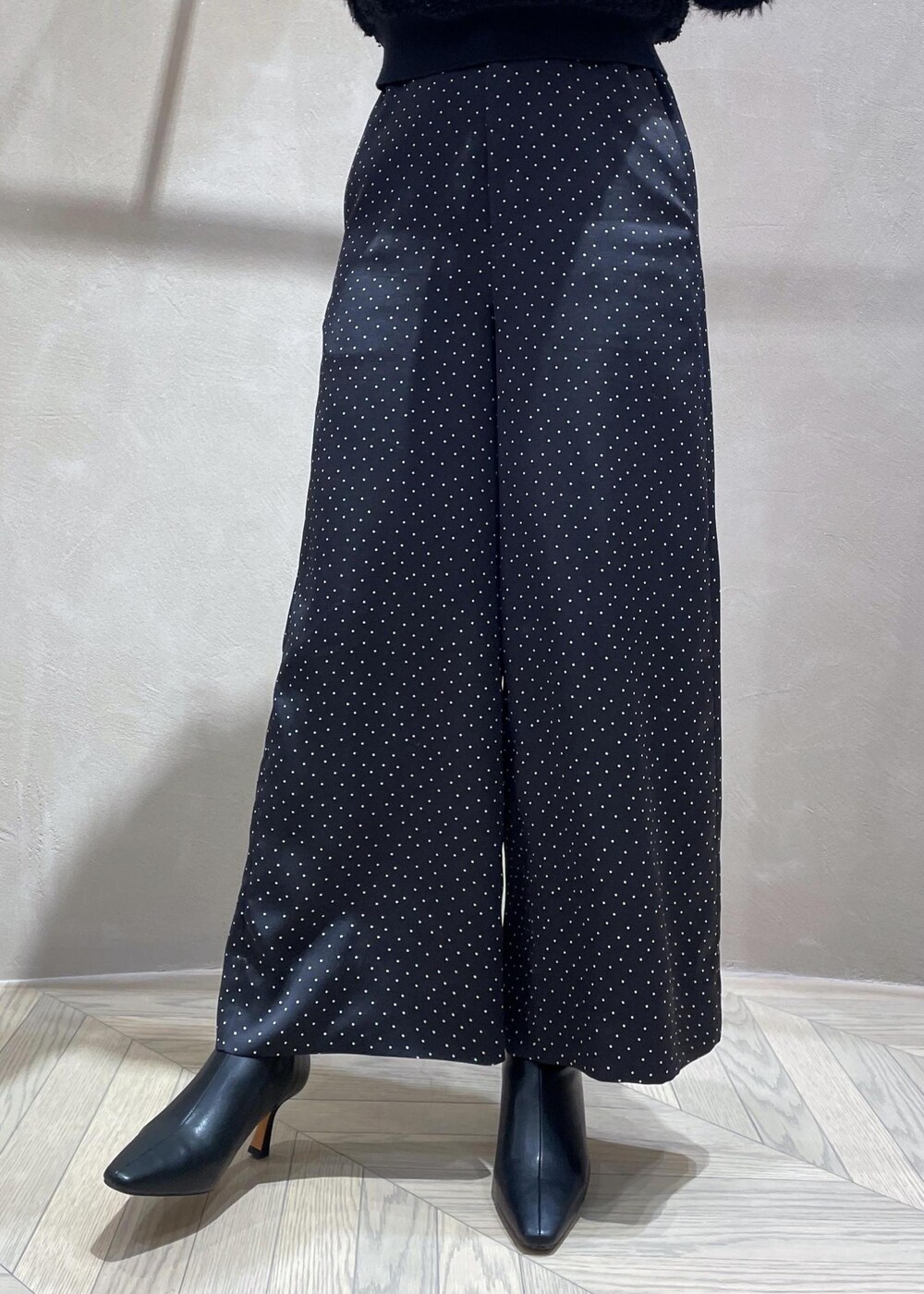 「ブラック、ドット柄、ワイドパンツ、ショート丈、ROPÉ、ÉPOR、Y BAG、ニット、パンツ、ブーツ、大人カジュアル、高身長、骨格ウェーブ、ブルベ、カジュアル」｜「E'PORの【新色追加】【E'POR】 Y BAG Mini【雑誌掲載】（ハンドバッグ、ブルー系）」を使った、RAIさん（レディース・165cm）の冬コーディネートの7枚目の写真