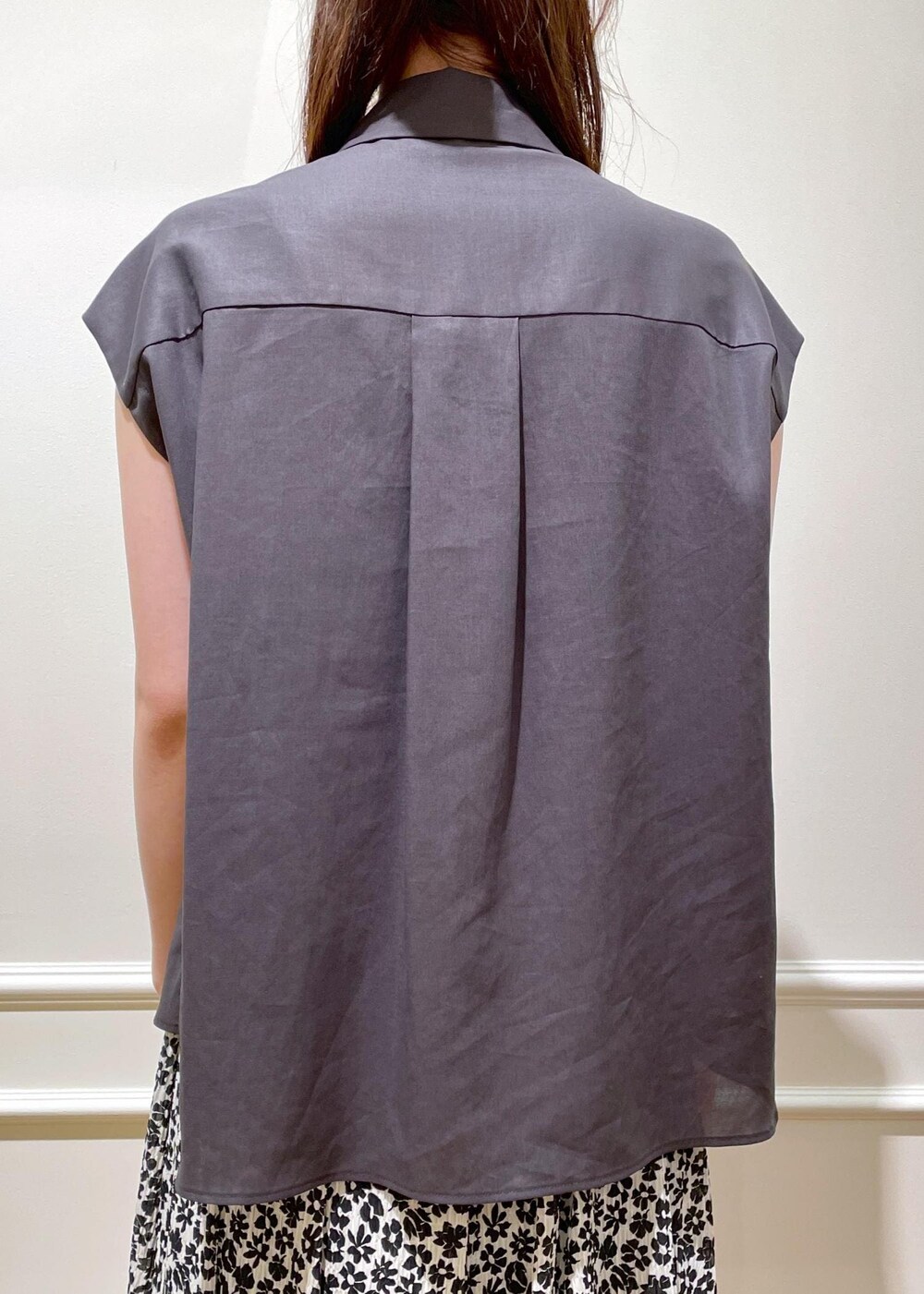 ホワイト系のサンダル、ブラック系のトートバッグ、ブラウン系のシャツ/ブラウスを着用したレディースの夏コーディネートの7枚目の写真