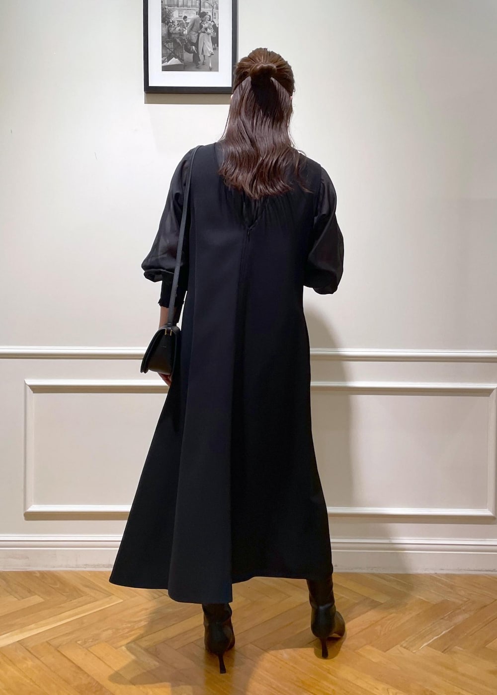 「ブラック、黒、シーズンレス、ROPÉ、ワンピース、シャツ・ブラウス、ジャンパースカート、ブーツ、お出かけ、高身長、骨格ウェーブ、ブルベ、きれいめ、秋、23AW秋の新作」｜「ROPE'の【雑誌掲載】【一部WEB限定】ナロースクエアトゥストレッチヒールショートブーツ（ブーツ、ブラック系）」を使った、RAIさん（レディース・165cm）の秋コーディネートの3枚目の写真