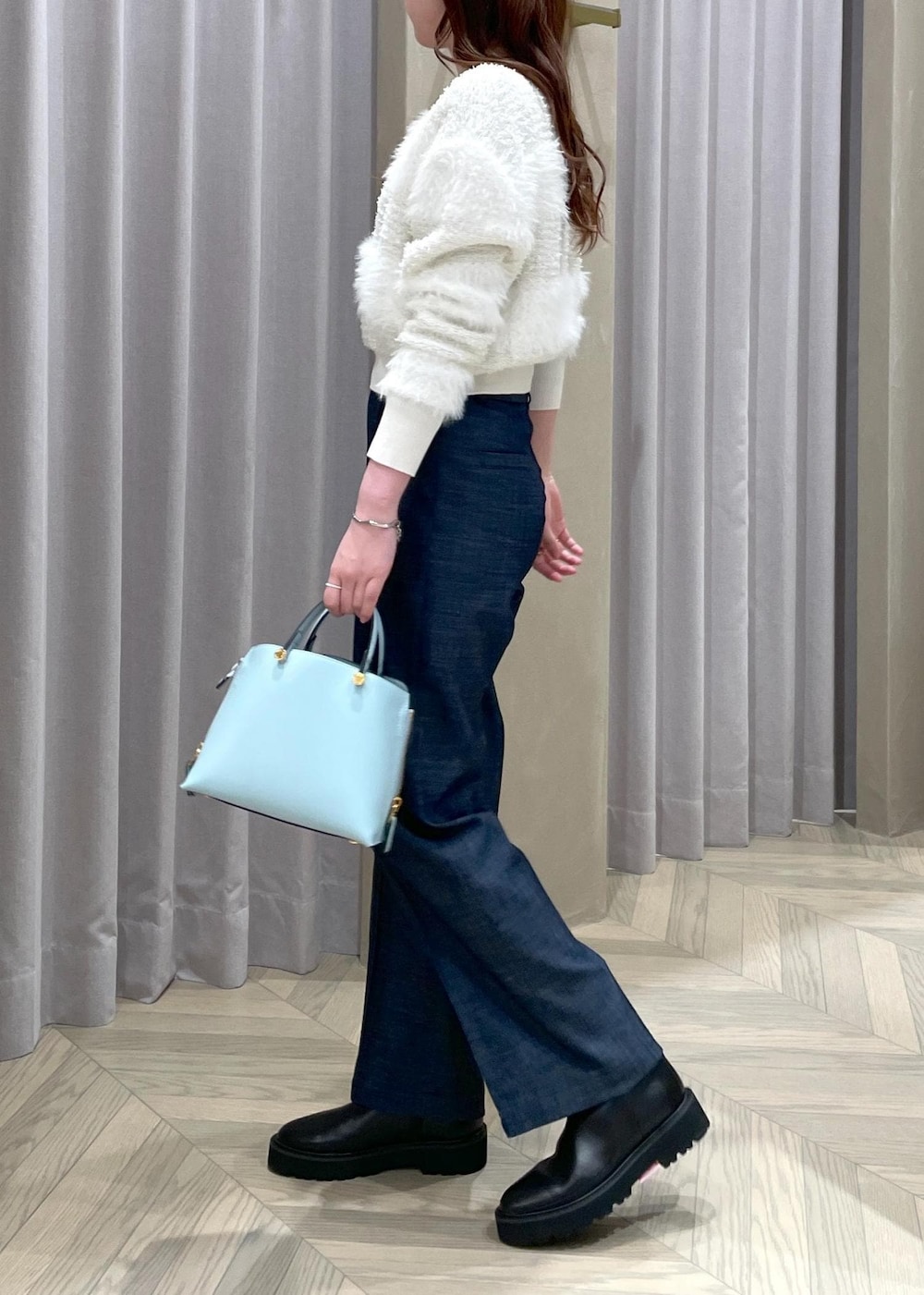 「ROPÉ、デニム、ホワイト、バッグ、ÉPOR、Y BAG、ニット、パンツ、ブーツ、フラットシューズ、大人カジュアル、骨格ウェーブ、ブルベ、カジュアル、春」｜「E'PORの【新色追加】【E'POR】 Y BAG Mini【雑誌掲載】（ハンドバッグ、ブルー系）」を使った、RAIさん（レディース・165cm）の冬コーディネートの3枚目の写真