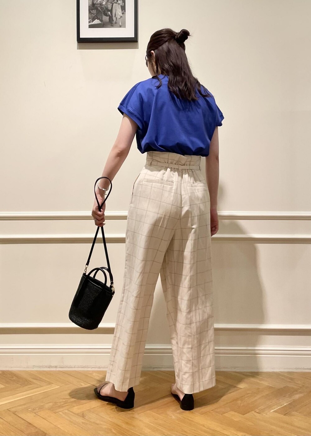 ブラック系のサンダル、ブラック系のハンドバッグ、ブルー系のTシャツ/カットソーを着用したレディースの夏コーディネートの3枚目の写真