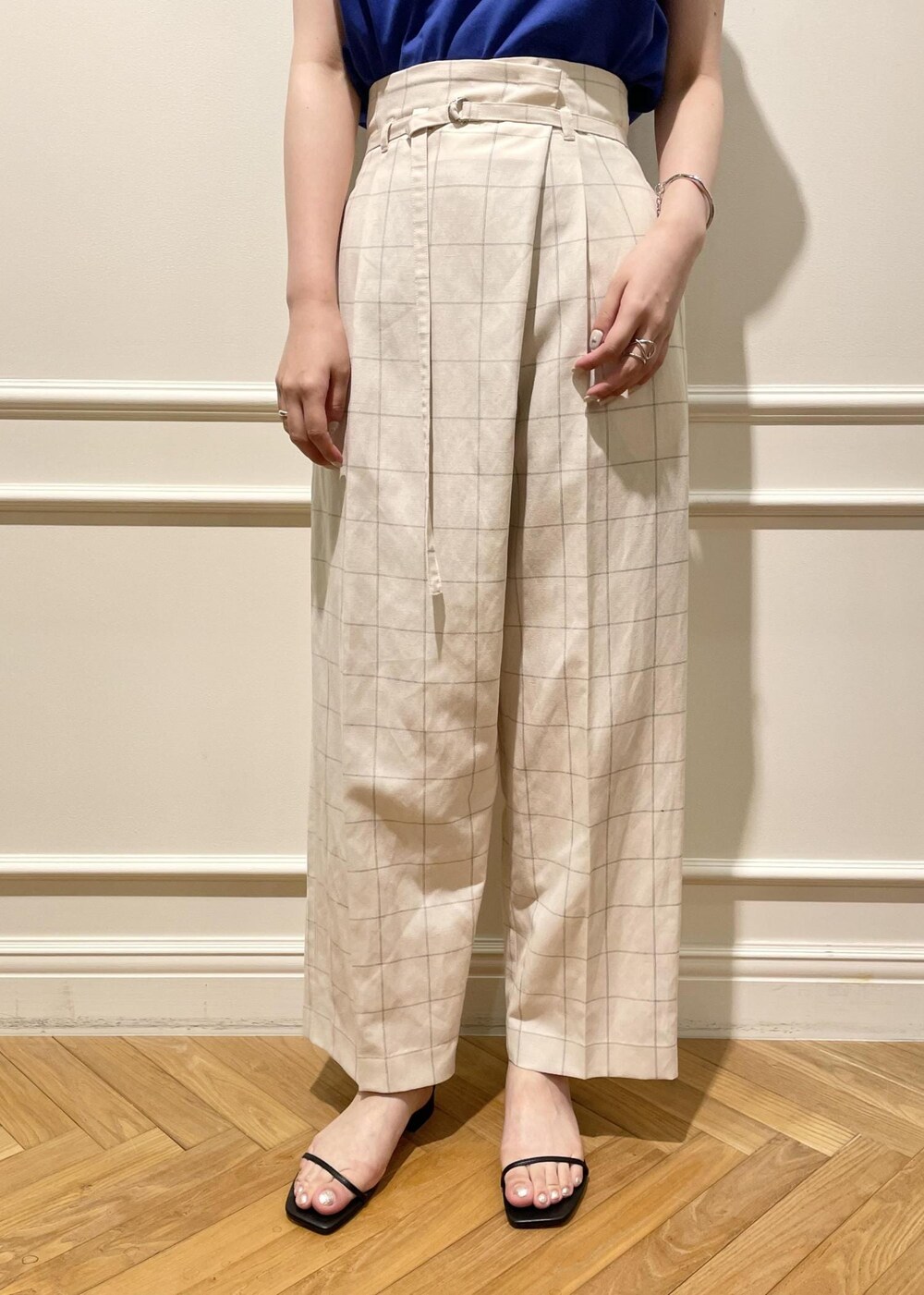 ブラック系のサンダル、ブラック系のハンドバッグ、ブルー系のTシャツ/カットソーを着用したレディースの夏コーディネートの7枚目の写真