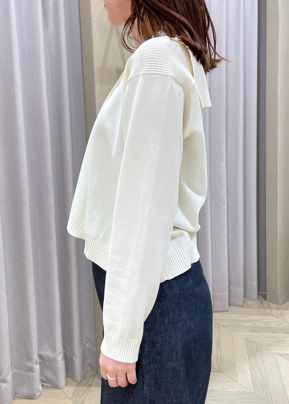 「セーラーカラー、パンツ、デニム、ハンドバッグ、長袖、Vネック、ROPÉ、24SS春の新作、ブルベ、高身長、骨格ウェーブ、きれいめカジュアル、カジュアル、ニット、カットソー」｜「ROPE'の【雑誌掲載】定番ソフトレザービットローファー/23SS新色追加（ローファー、ブラック系）」を使った、RAIさん（レディース・165cm）の春コーディネートの6枚目の写真