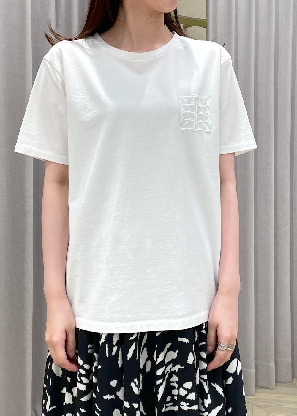 「ブラック、ショルダーバッグ、ミニ、ショルダー、ホワイト、Tシャツ、半袖、クルーネック、スカート、フレアスカート、サンダル、シルバー、ヒール、ストラップ、ストラップサンダル」｜「ROPE'のAnna Sandal （アンナ サンダル）（サンダル、シルバー系）」を使った、RAIさん（レディース・165cm）の春コーディネートの5枚目の写真