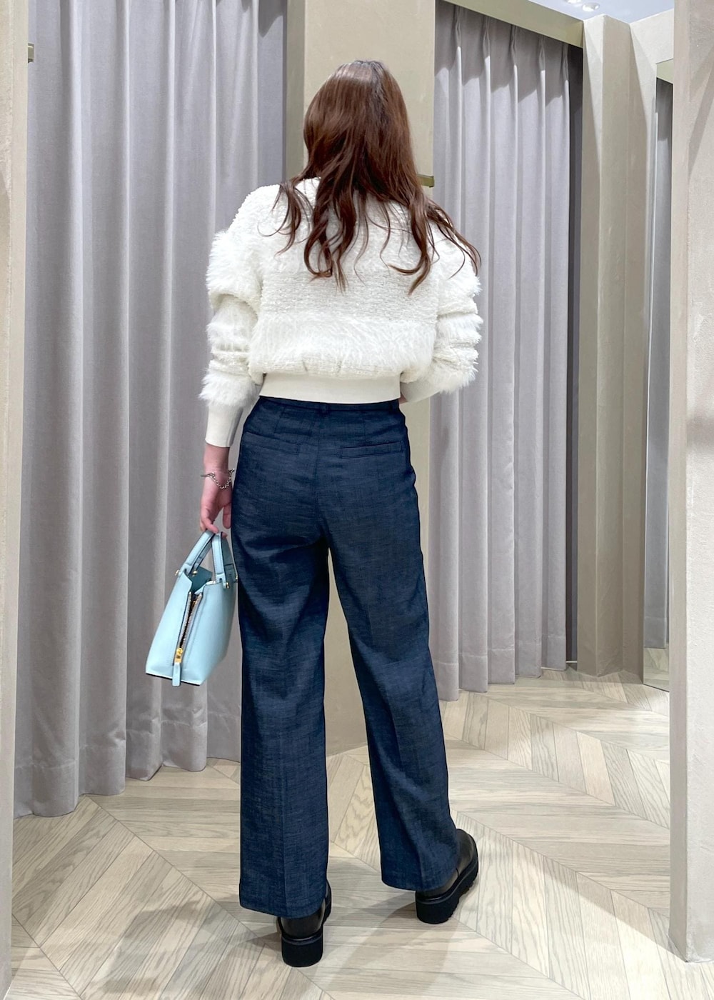 「ROPÉ、デニム、ホワイト、バッグ、ÉPOR、Y BAG、ニット、パンツ、ブーツ、フラットシューズ、大人カジュアル、骨格ウェーブ、ブルベ、カジュアル、春」｜「E'PORの【新色追加】【E'POR】 Y BAG Mini【雑誌掲載】（ハンドバッグ、ブルー系）」を使った、RAIさん（レディース・165cm）の冬コーディネートの4枚目の写真