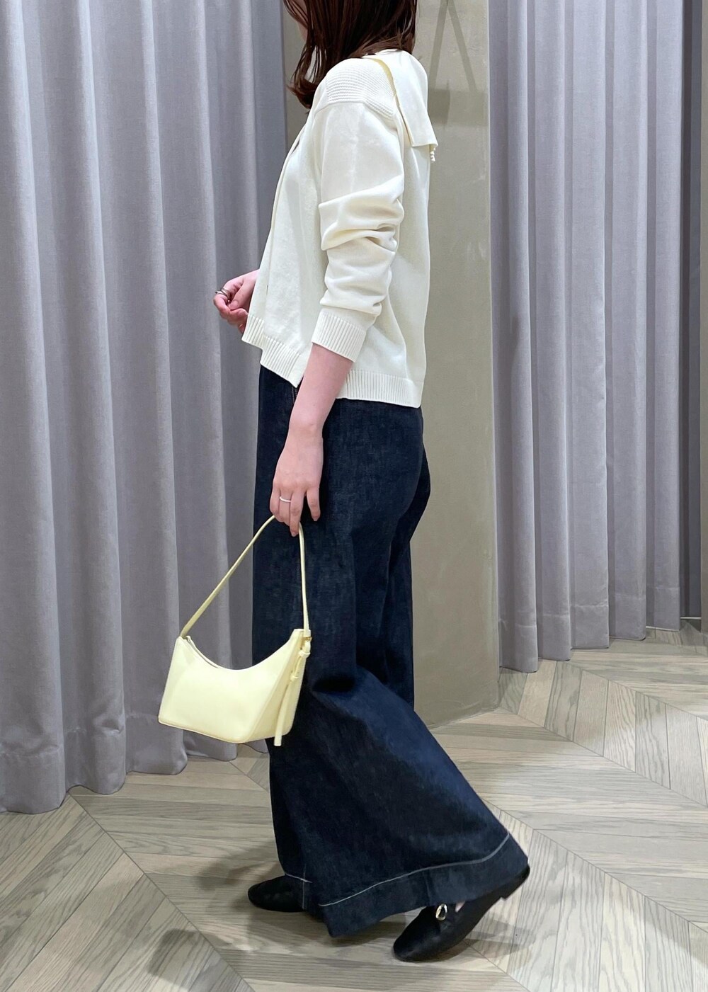 「セーラーカラー、パンツ、デニム、ハンドバッグ、長袖、Vネック、ROPÉ、24SS春の新作、ブルベ、高身長、骨格ウェーブ、きれいめカジュアル、カジュアル、ニット、カットソー」｜「ROPE'の【雑誌掲載】定番ソフトレザービットローファー/23SS新色追加（ローファー、ブラック系）」を使った、RAIさん（レディース・165cm）の春コーディネートの2枚目の写真
