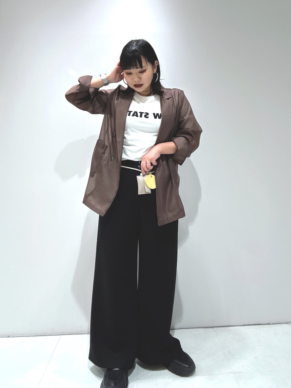 ブラウン系のテーラードジャケット、ブラック系のその他パンツ、その他のTシャツ/カットソーを着用したレディースの春コーディネートの2枚目の写真