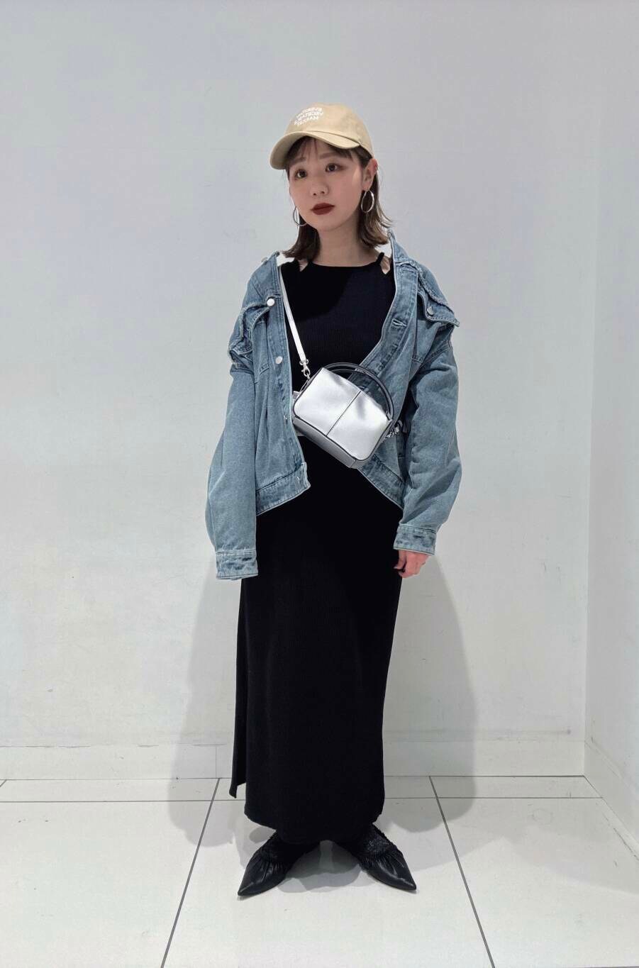 シルバー系のハンドバッグ、ブラック系のバレエシューズ、ブラック系のワンピースを着用したレディースの春コーディネートの2枚目の写真