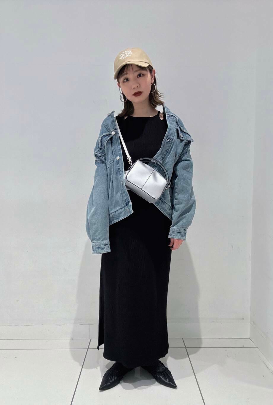 シルバー系のハンドバッグ、ブラック系のバレエシューズ、ブラック系のワンピースを着用したレディースの春コーディネートの3枚目の写真