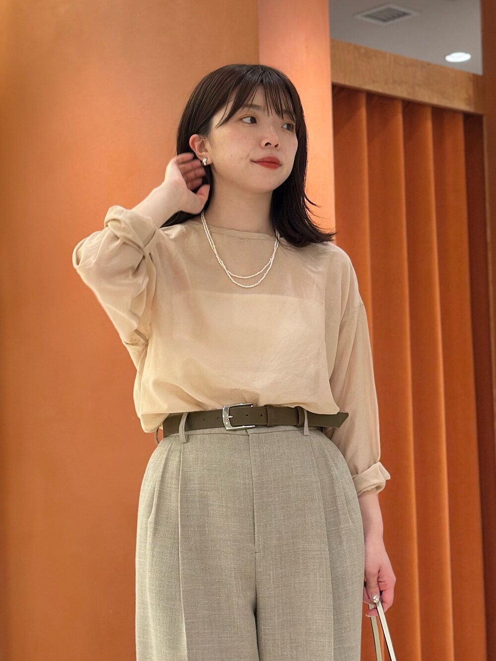 「ウィムガゼット、whimgazette、シアートップス、春服、大人女子、お出かけコーデ、大人かわいい、きれいめコーディネート、30代コーデ、セットアップ、ジャケット、ジャケットスタイル、ブラウス、オフィスカジュアル、通勤コーデ」|「Whim Gazetteのジュートライクノーカラージャケット(ノーカラージャケット、ベージュ系)」を使った、髙橋さん(骨格ストレート・レディース・158cm)の春コーディネートの6枚目の写真