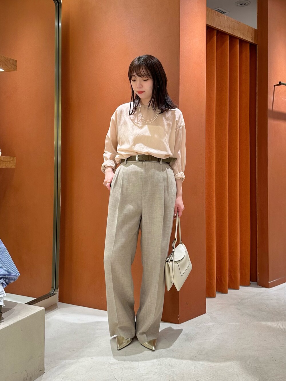 「ウィムガゼット、whimgazette、シアートップス、春服、大人女子、お出かけコーデ、大人かわいい、きれいめコーディネート、30代コーデ、セットアップ、ジャケット、ジャケットスタイル、ブラウス、オフィスカジュアル、通勤コーデ」|「Whim Gazetteのジュートライクノーカラージャケット(ノーカラージャケット、ベージュ系)」を使った、髙橋さん(骨格ストレート・レディース・158cm)の春コーディネートの4枚目の写真