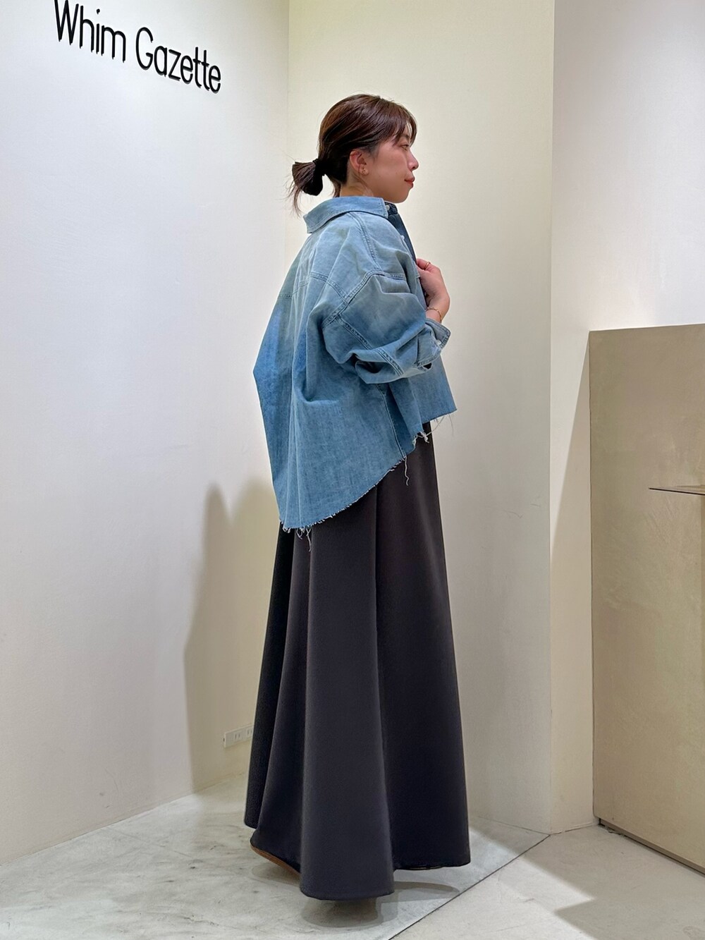 「大人カジュアル、春夏コーデ、シンプルコーデ、ワンピース、きれいめカジュアル、休日スタイル、おでかけコーデ、オトナカジュアル、夏コーデ、ワンピーススタイル、カジュアルスタイル、デニム、デニムシャツ、ウィムガゼット、whimgazette」｜「Whim Gazetteのポンチフレアワンピース（ワンピース、グレー系）」を使った、髙橋さん（レディース・158cm）の春コーディネートの3枚目の写真