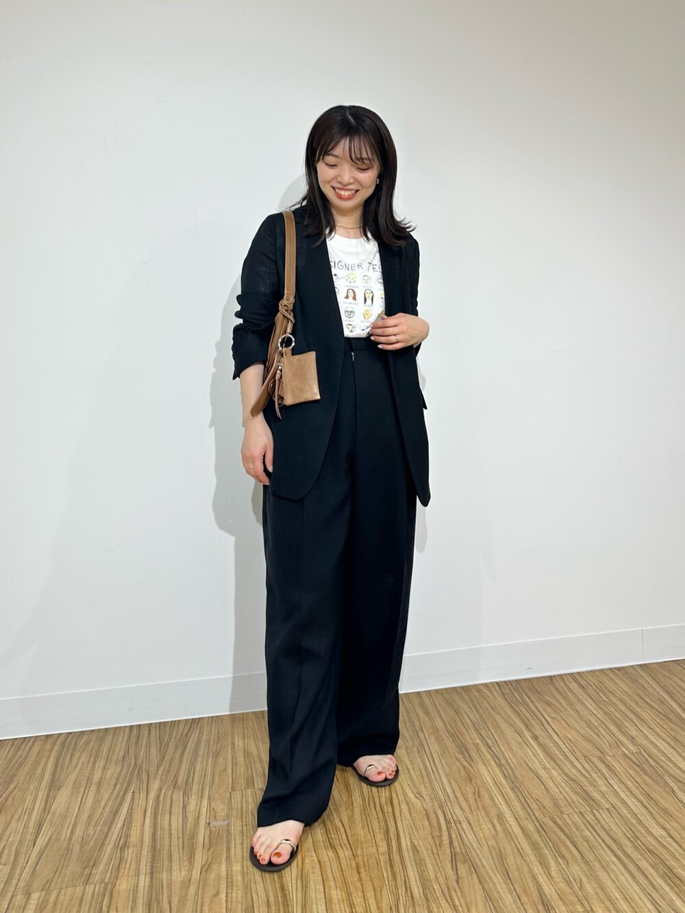 「春服コーデ、大人かわいい、シンプル、きれいめコーデ、大人女子、ジャケット、ジャケットスタイル、whimgazette、ウィムガゼット、サンダル、セットアップ、ブラックコーデ、ブラック」｜「Whim Gazetteのジュートライクノーカラージャケット（ノーカラージャケット、ブラック系）」を使った、髙橋さん（骨格ストレート・レディース・158cm）の春コーディネートの5枚目の写真
