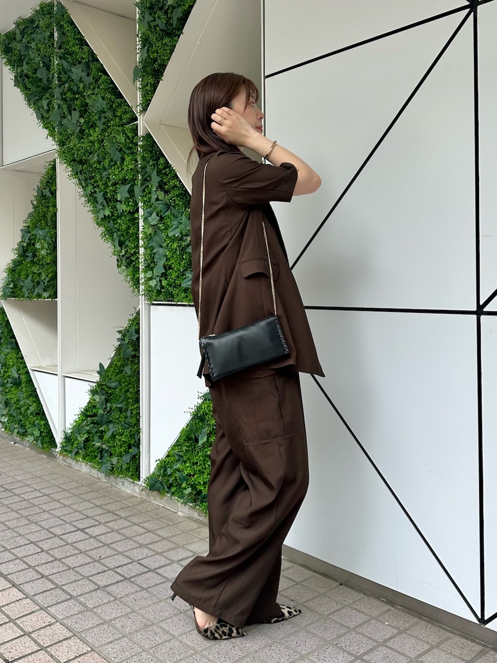 「お出かけコーデ、モノトーン、きれいめカジュアル、夏服コーデ、大人コーデ、キレイめカジュアル、オフィススタイル、ジャケット、オールインワン、セットアップ、レオパード、ウィムガゼット、whimgazette、オトナカジュアル、ブラウンコーデ」|「Whim Gazetteのオックスオールインワン(つなぎ/オールインワン、ブラウン系)」を使った、髙橋さん(レディース・158cm)の春コーディネートの2枚目の写真