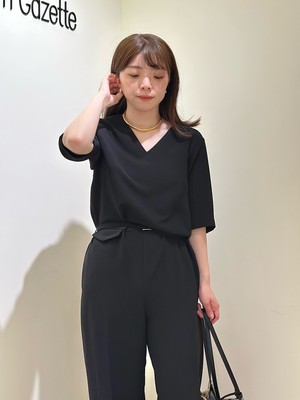 「大人カジュアル、お出かけコーデ、モノトーン、春夏コーデ、シンプルコーデ、きれいめカジュアル、休日スタイル、キレイめカジュアル、おでかけコーデ、夏コーデ、オトナカジュアル、ジャンプスーツ、ブラック、ウィムガゼット、whimgazette」｜「THE PAUSEの【THE PAUSE】Vネックジャンプスーツ（サロペット/オーバーオール、ブラック系）」を使った、髙橋さん（レディース・158cm）の春コーディネートの5枚目の写真