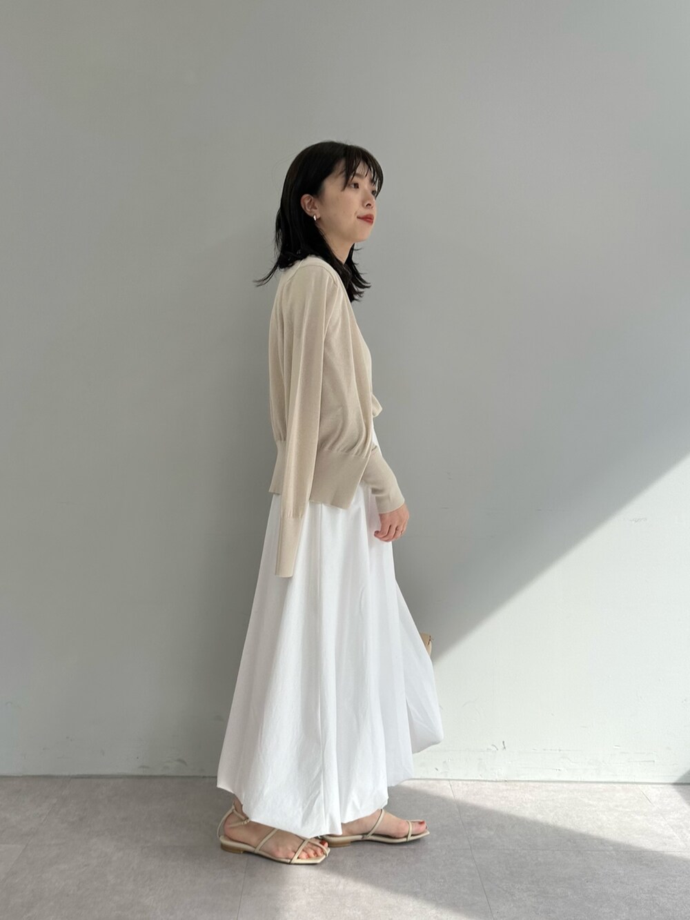「春コーデ、春めき満開コーデ、春服コーデ、春、春服、お花見コーデ、30代コーデ、大人カジュアル、バルーンスカート、シアートップス、ウィムガゼット、whimgazette、きれいめカジュアル、ワントーンコーデ、ワントーン」｜「Whim Gazetteのハイゲージ天竺プルオーバー（ニット/セーター、ベージュ系）」を使った、髙橋さん（骨格ストレート・レディース・158cm）の春コーディネートの3枚目の写真