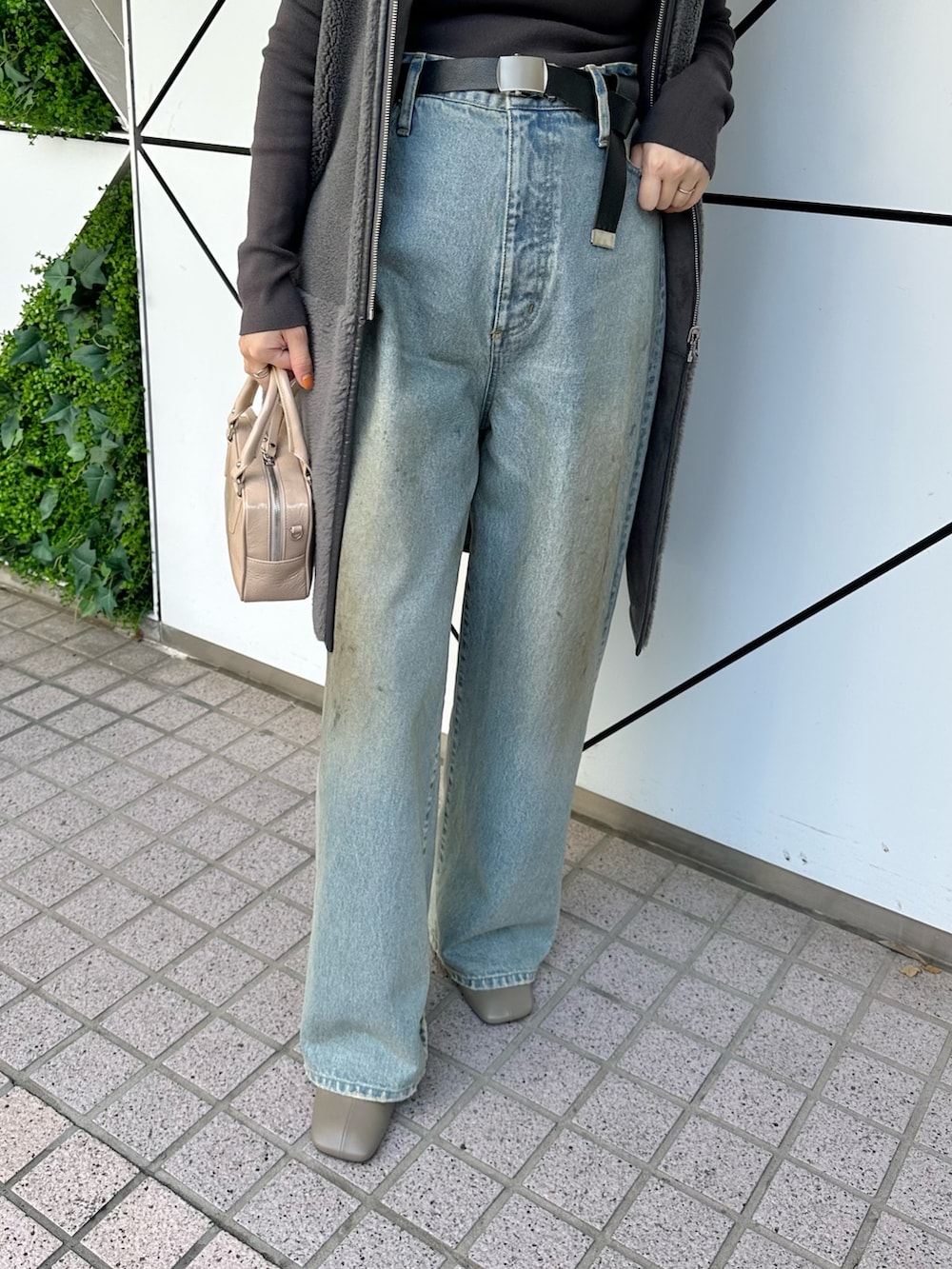 「デニム、シンプルコーデ、きれいめカジュアル、お出かけコーデ、休日スタイル、おでかけコーデ、30代コーデ、秋コーデ、ウィムガゼット、whimgazette、ボア、ジレ、オフショル、デニムパンツ、グレー」｜「THE PAUSEの【THE PAUSE】オフショルニットプルオーバー（ニット/セーター、グレー系）」を使った、髙橋さん（レディース・158cm）の夏コーディネートの6枚目の写真