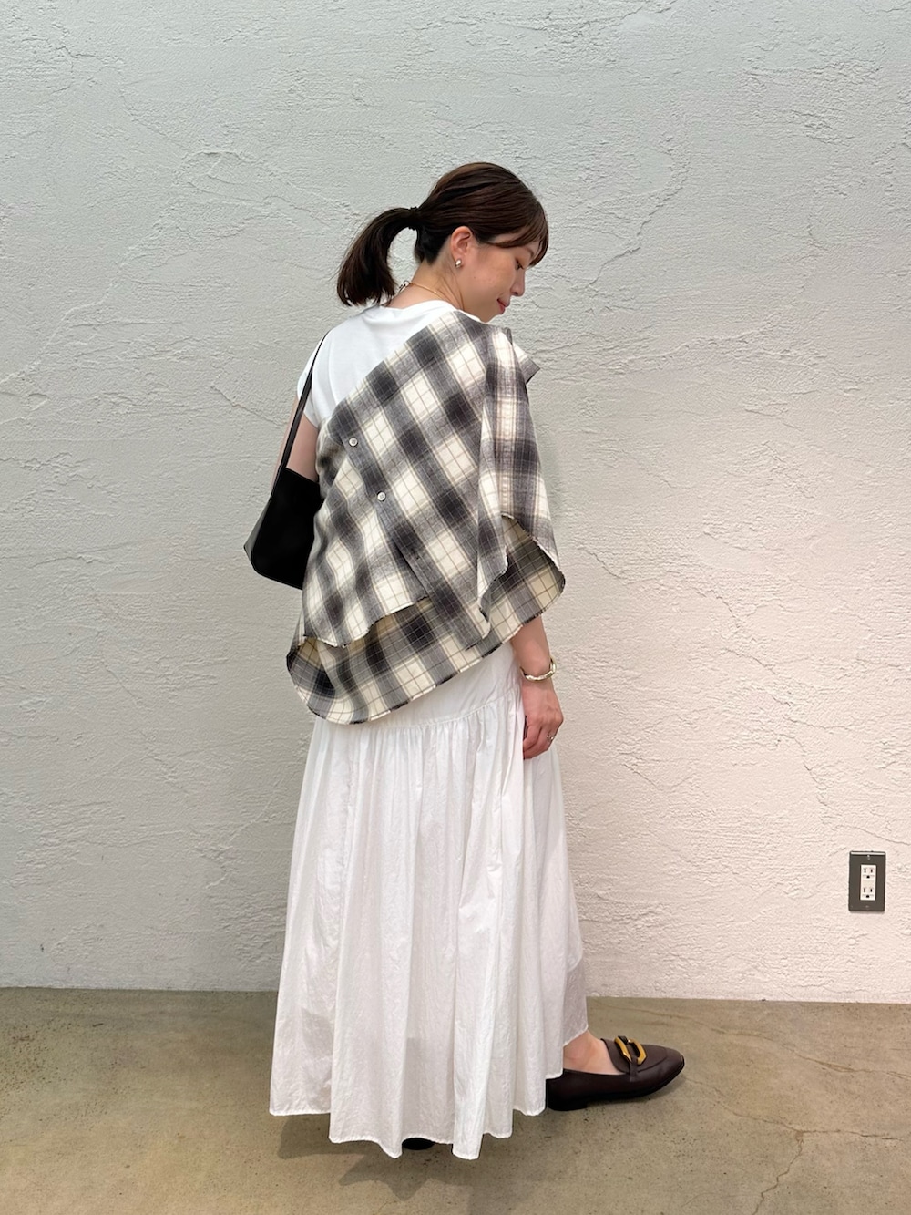 「ノースリーブ、お出かけコーデ、ロングスカート、休日スタイル、きれいめカジュアル、オトナカジュアル、秋服準備はじめました、シャツスタイル、シンプルスタイル、ローファー、チェックシャツ、フレアスカート、ウィムガゼット、whimgazette、ママコーデ」｜「Whim Gazetteのシャギーチェックシャツ（シャツ/ブラウス、ベージュ系）」を使った、髙橋さん（レディース・158cm）の夏コーディネートの7枚目の写真