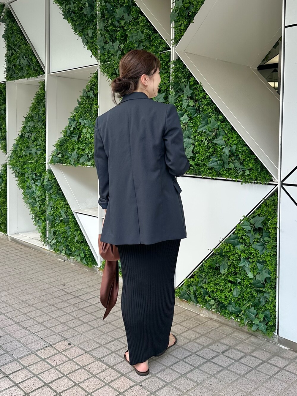 「ジャケット、テーラードジャケット、春色、春めき満開コーデ、春コーデ、大人カジュアル、休日スタイル、お出かけコーデ、大人コーデ、きれいめコーディネート、ジャケットコーデ、ロゴT、タイトスカート、サンダル、ウィムガゼット」｜「Whim GazetteのナンバーTシャツ（Tシャツ/カットソー、ベージュ系）」を使った、髙橋さん（レディース・158cm）の春コーディネートの2枚目の写真